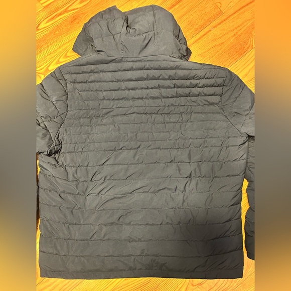 Tommy Hilfiger Men's Charcoal Puffer Jacket with Red Accents - Picture 7 of 7